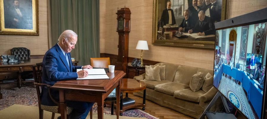 Firma Biden orden para proteger a quienes viajen a otros estados para abortar