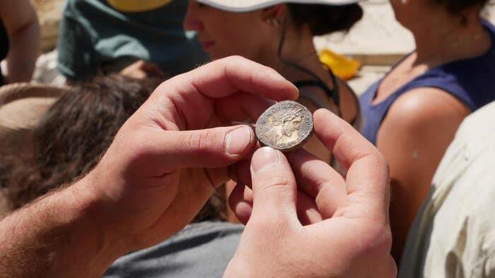 Descubren tesoro sacro con miles de monedas romanas en Italia