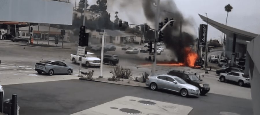 |VIDEO|Aparatoso accidente deja 5 personas muertas y 9 heridas en Los Ángeles