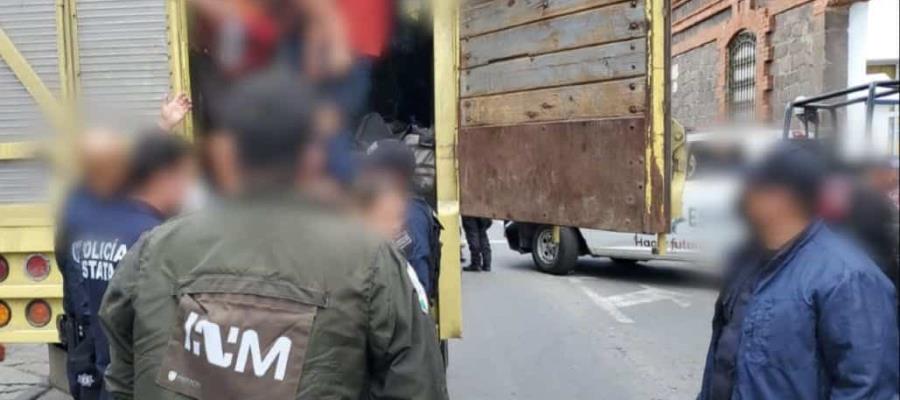 Hallan en Puebla a 116 migrantes hacinados en tráiler