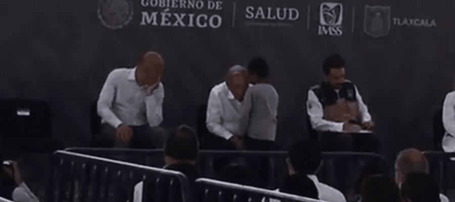 Niño se “cuela” a evento de AMLO en Tlaxcala y pide por la liberación de su padre