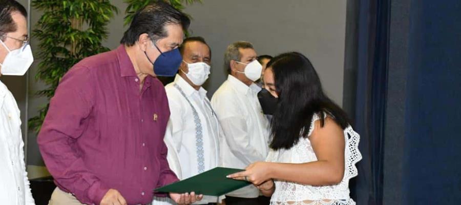 Reconoce UJAT a jóvenes con mejores promedios en examen de admisión