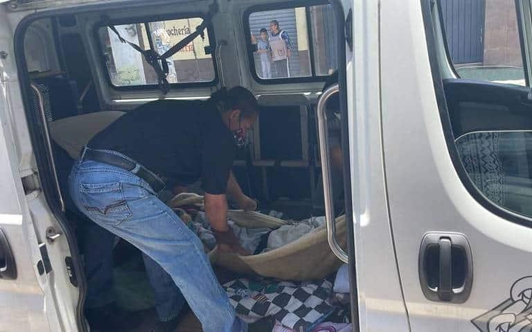 En Puebla, abandonan a “abuelita” en cajas de cartón 