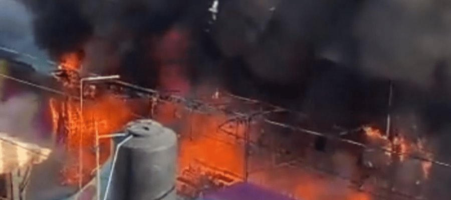 Se incendia ‘Feria de los Angelitos’ en Tulancingo; fuego consume puestos