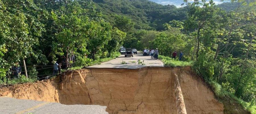 Tras lluvias, se parte en dos carretera en Guerrero