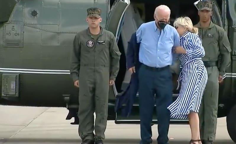 Captan en video a Biden luchando para ponerse su saco, segundos después se le caen sus gafas