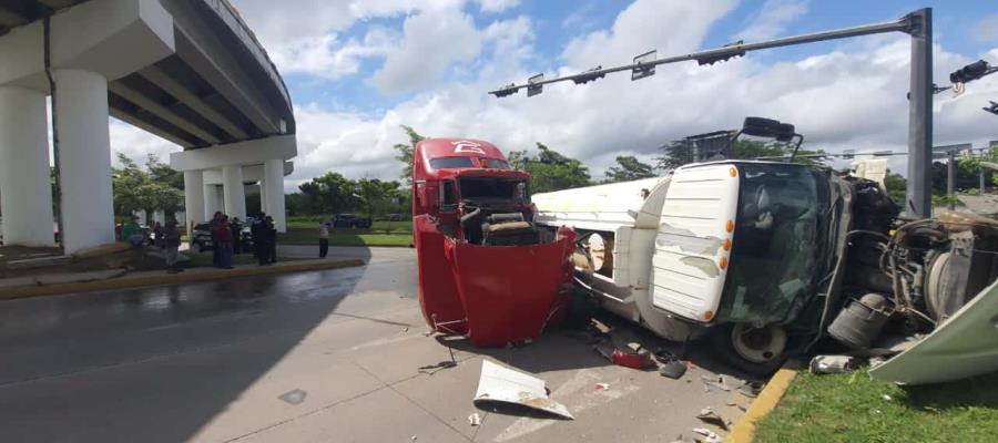 ¡APARATOSO! Chocan tráiler y pipa en La Pigua, hay dos heridos ¡APARATOSO! Chocan tráiler y pipa en La Pigua, hay dos heridos