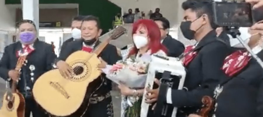 Con mariachi y “Las Mañanitas” reciben a Layda en aeropuerto de Campeche