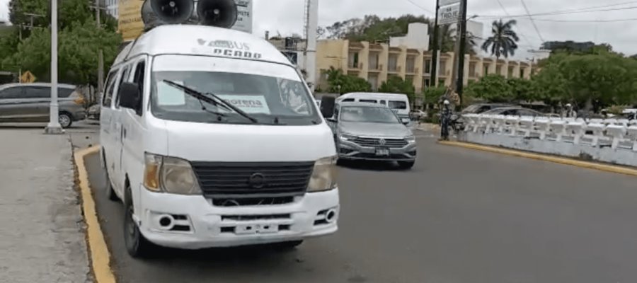 Aparece Van en cruce de Paseo Tabasco, promocionando a Óscar Cantón para gobernador