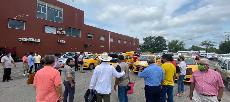 Reclaman taxistas a Finanzas trabas para sustituir unidades y poder circular