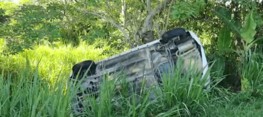 Se sale de la carretera y abandona su auto en la Villahermosa-Frontera