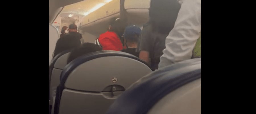 Investigan presunta discriminación a familia indígena, tras ser bajada de vuelo de Aeroméxico