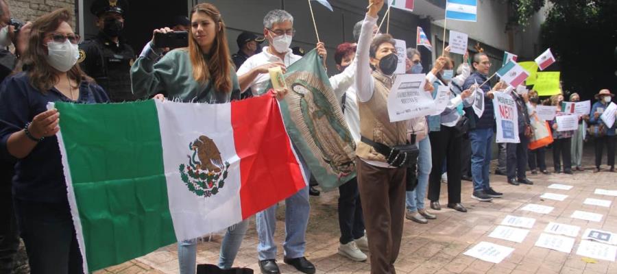 Protestan contra gobierno de Daniel Ortega frente a Embajada de Nicaragua en México