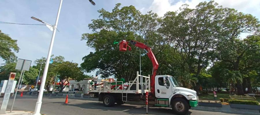 Inicia colocación de adornos patrios en Paseo Tabasco