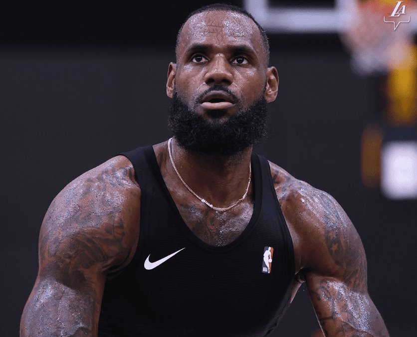 LeBron James extiende contrato con los Lakers hasta 2025