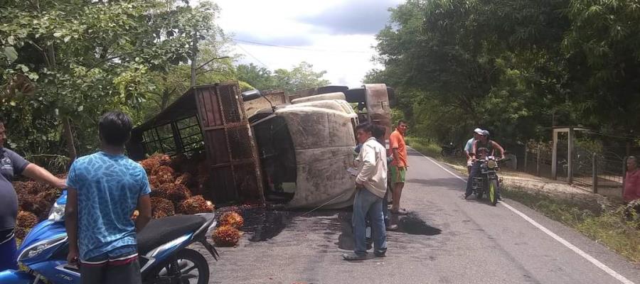 Vuelca tráiler cargado de palma de aceite en Jalapa