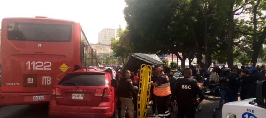 [VIDEO] Invade carril exclusivo de Metrobús en CDMX y provoca accidente