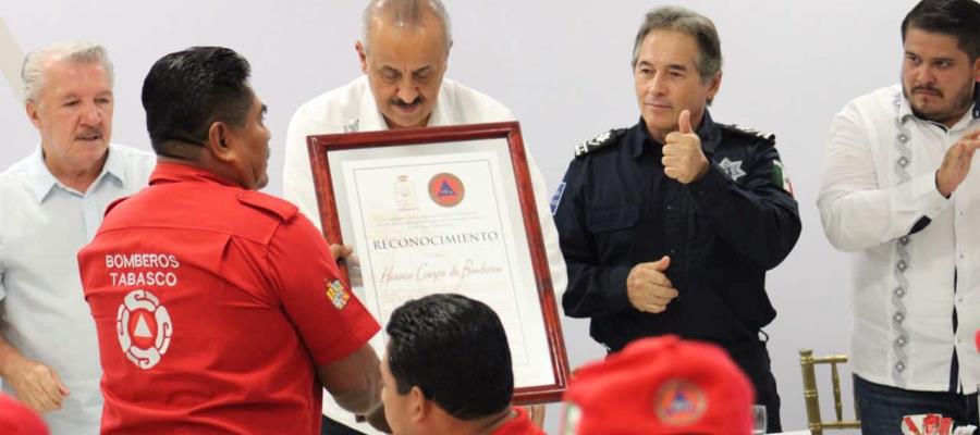 Honran a bomberos, a 63 años de la conformación del primer cuerpo en Tabasco