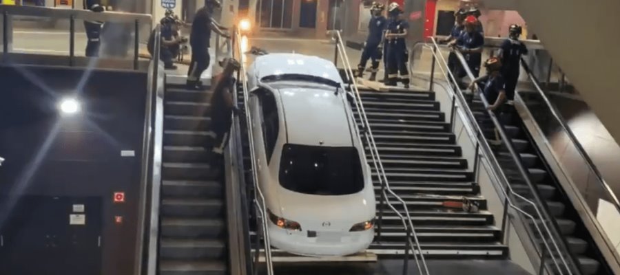 Roba auto y al darse a la fuga queda atascado en escaleras de una plaza en Madrid