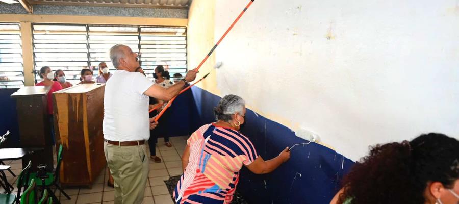 Se une gobernador Merino a la jornada de limpieza de escuelas; pinta un salón