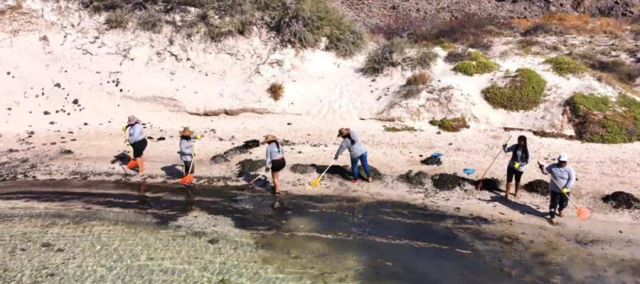 Exhiben daño ambiental en playa de Baja California Sur, tras el incendio de un yate
