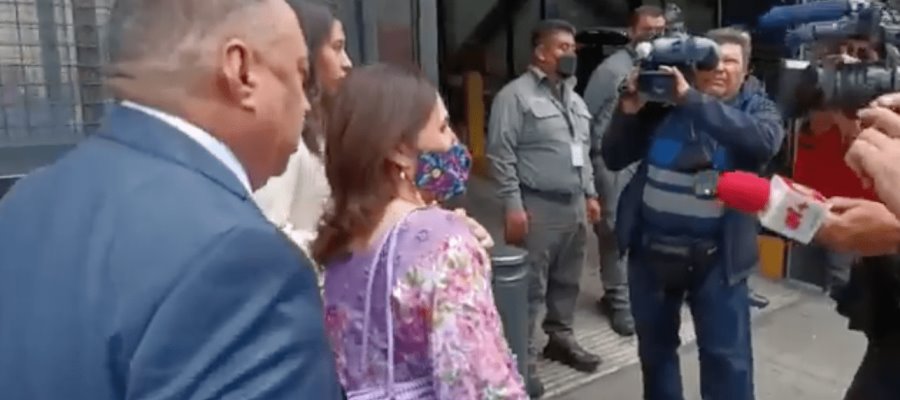 Rosario Robles entrega su pasaporte a la FGR