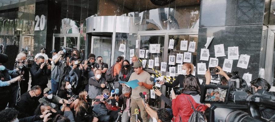 Periodistas cierran de manera simbólica oficinas de la FGR, por asesinato de Fredid Román