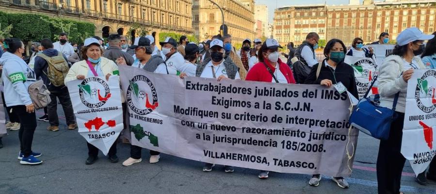 Protestan jubilados del IMSS frente a la SCJN y Palacio Nacional