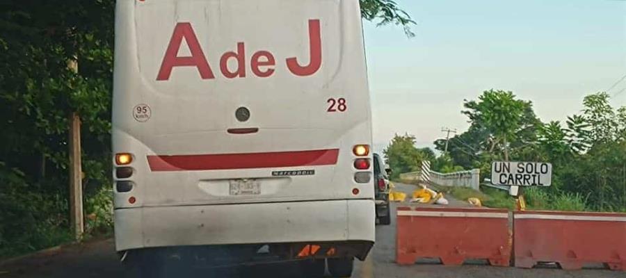 Exhiben a camión de pasaje pasando por el puente La Sierra, pese a restricción a unidades pesadas