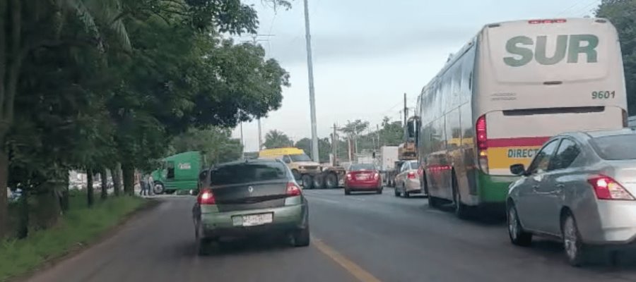 Se paraliza la Villahermosa-Cárdenas por choque entre tráiler y camioneta