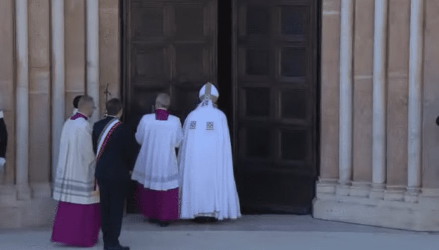 Papa Francisco abre Puerta Santa de Celestino V
