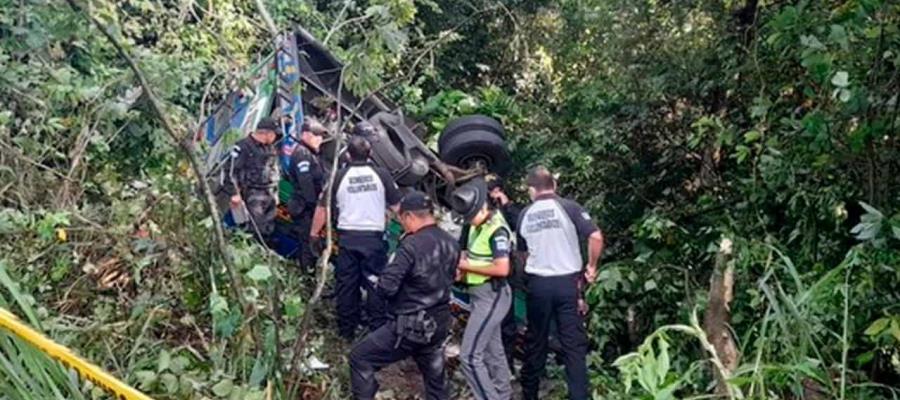 Cae autobús a barranco en El Salvador; reportan al menos 27 lesionados