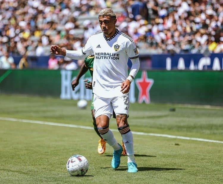 Mexicano Julián Araujo, en el radar del Barcelona Mexicano Julián Araujo, en el radar del Barcelona