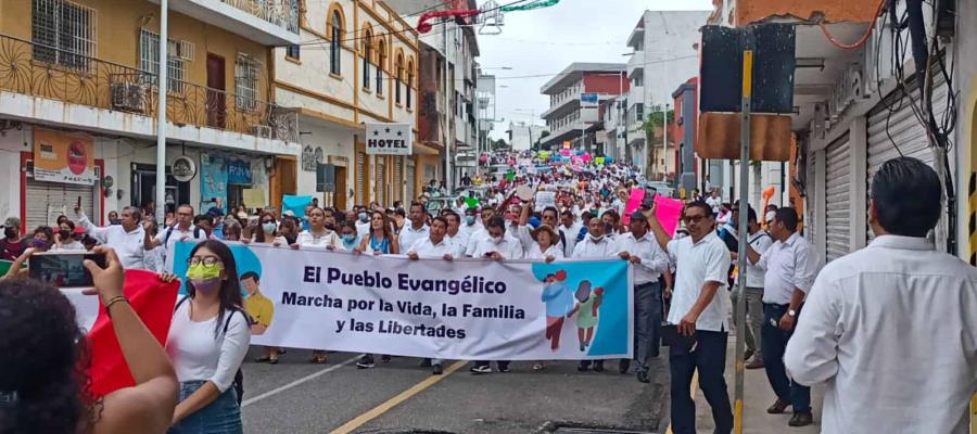 Con 15 mil asistentes, marchan asociaciones Profamilia en Villahermosa 