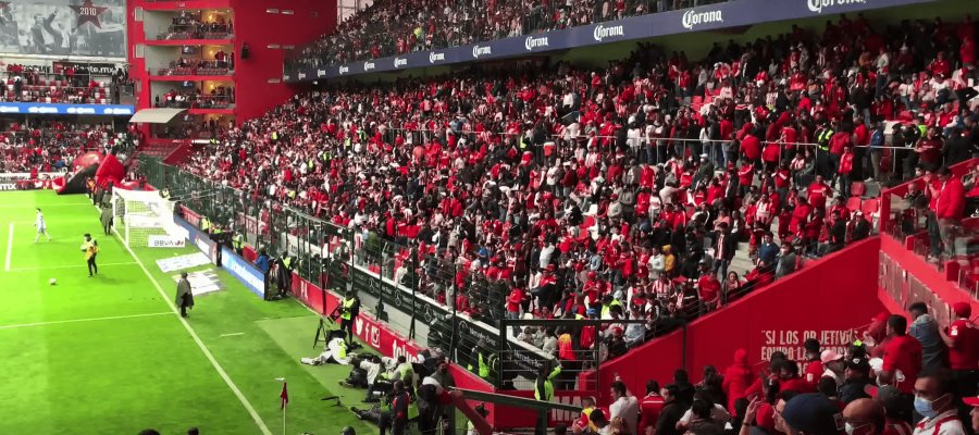 Aficionado convulsiona y cae en juego entre Toluca y Chivas