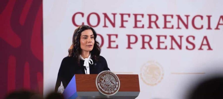 Evita Vilchis desmentirse en su sección después de pifia con tuit de Calderón