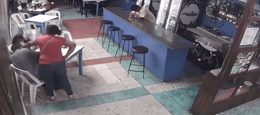 ¡Con las manos en la masa! Mujer descubre a su pareja con otra en “El Submarino”; video se vuelve viral