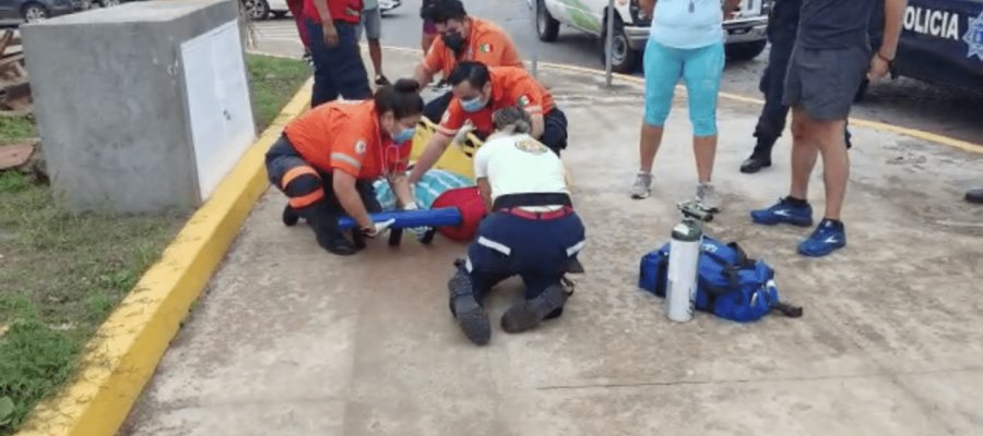 Abuelita sufre caída en Ciudad Deportiva, tras tropezar con alcantarilla de CFE