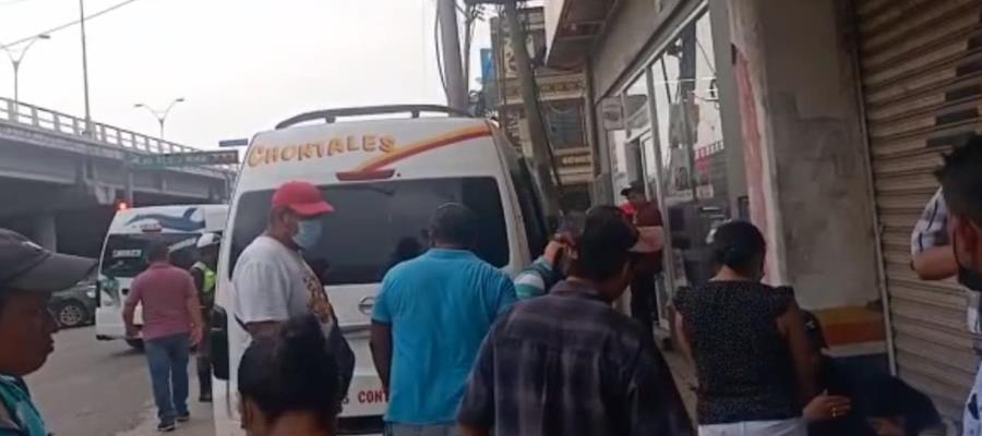 Combi con bebé a bordo pierde frenos y choca contra poste en Ruiz Cortines y Mina Combi con bebé a bordo pierde frenos y choca contra poste en Ruiz Cortines y Mina