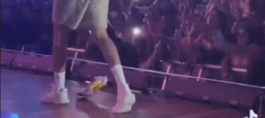 Ignora ‘Bad Bunny’ peluche del Dr. Simi que le lanzaron en presentación en Texas Ignora ‘Bad Bunny’ peluche del Dr. Simi que le lanzaron en presentación en Texas