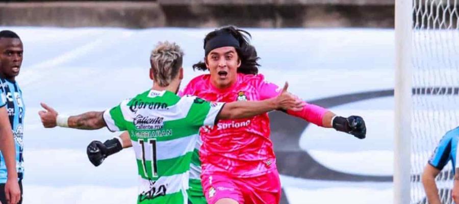 Con gol del portero Carlos Acevedo, Santos rescata empate ante el Querétaro