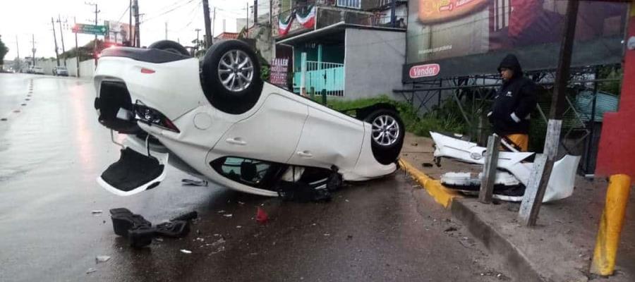 Vuelca automóvil frente a la Plaza de Toros de Villahermosa Vuelca automóvil frente a la Plaza de Toros de Villahermosa