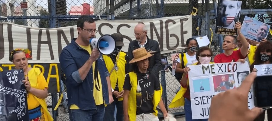 Pide familia de Julian Assange su libertad; agradecen a Obrador solidaridad