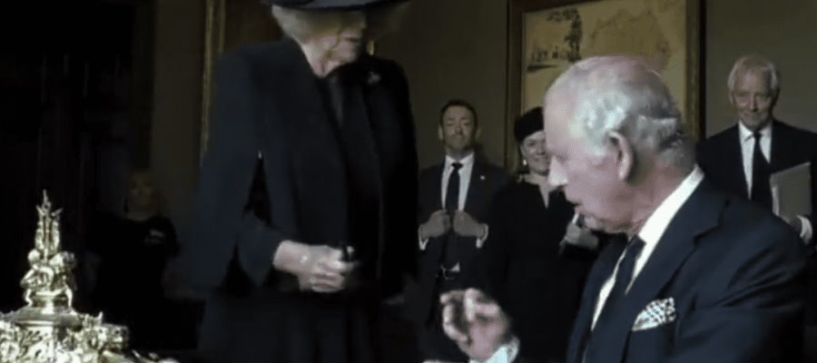 [VIDEO] No tolero esta maldita cosa, Rey Carlos III vive nuevo momento incómodo, ahora por bolígrafo