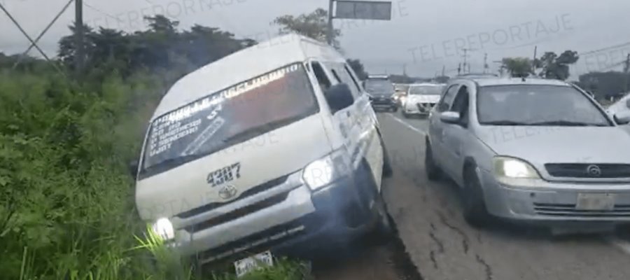 Combi intenta ganar el paso, derrapa y se atasca en la maleza de la Teapa-Villahermosa