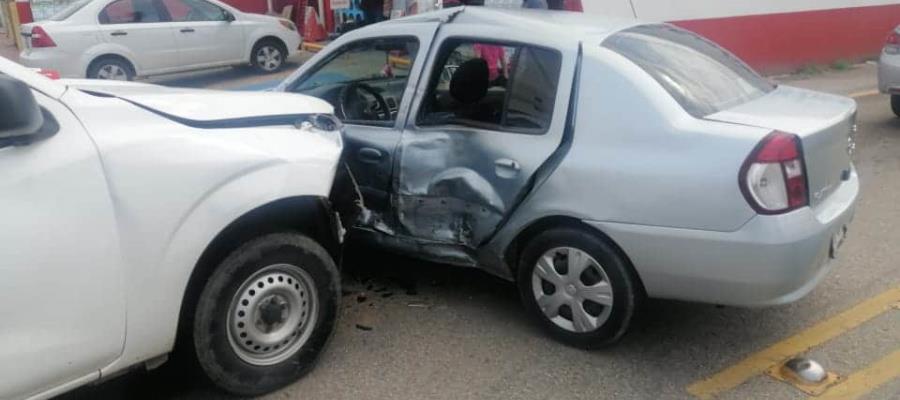 Conductor se pasa el alto en Méndez y camioneta lo impacta