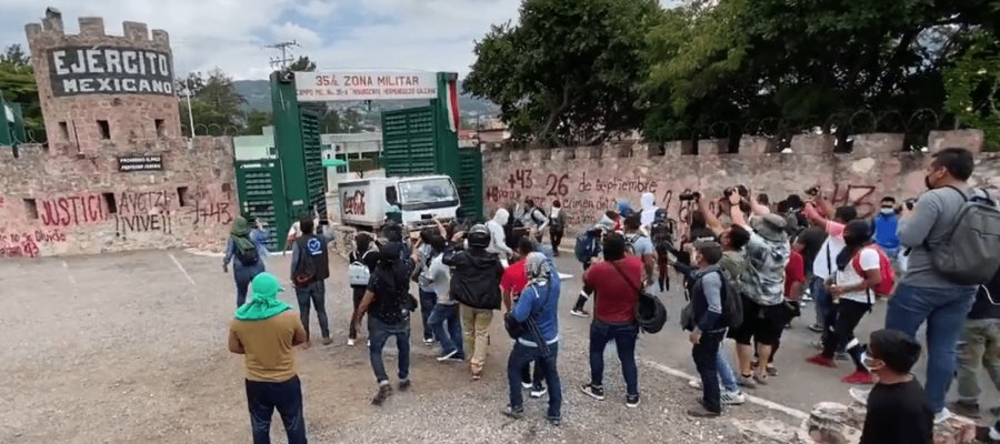 Normalistas vandalizan fachada de la 35 Zona Militar de Chilpancingo, Guerrero