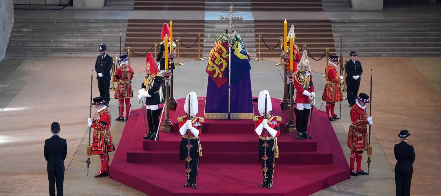 Cuerpo de Isabel II llega a Palacio de Westminster; estará allí 4 días