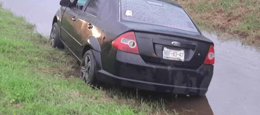Abandonan auto que derrapó en la Cárdenas-Coatzacoalcos