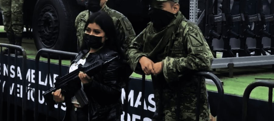 Militares en el Zócalo prestan sus armas a civiles “para la foto”